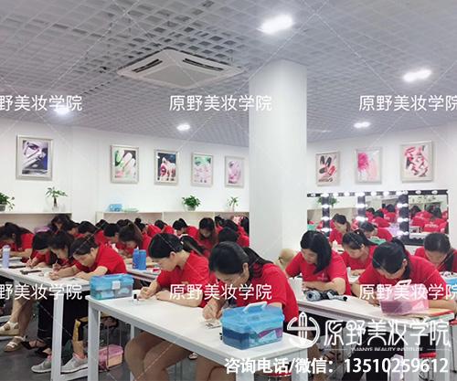 美睫培训班学费多少 美甲美睫培训学校多少学费